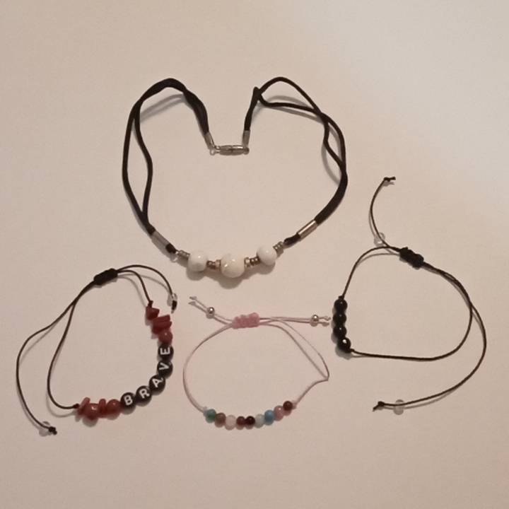 #1104. 4 Piece Assorted Necklace And Bracelet Natural Stone And Shell Bundle